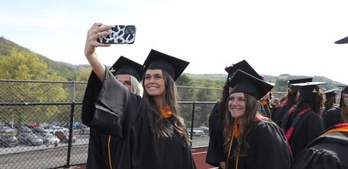 2023 Mansfield graduates posing for a selfie